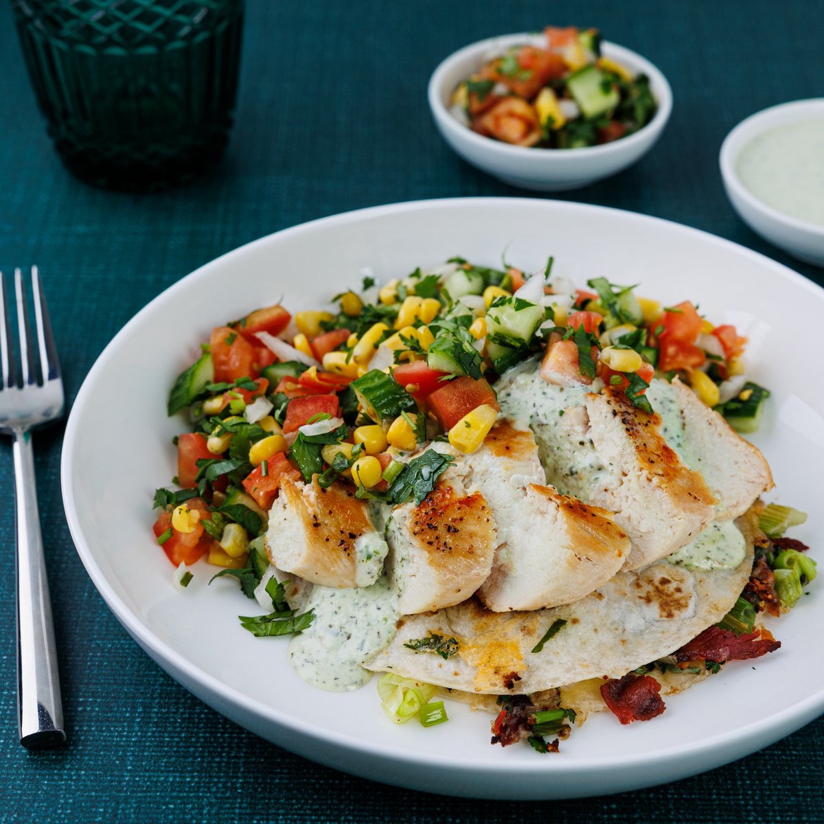 meezmeals's tweet photo. Order by 12 PM today!

Sometimes dinner should just be held in two hands. This week: a Vegetarian BLT Panini with tomato jam and fried egg, or a Bacon &amp; Ranch Quesadilla Chicken Stack loaded with cheese and smoky flavor. That's Meez magic!

order here: https://t.co/1S01d6dRFC https://t.co/uonPDqOXGL