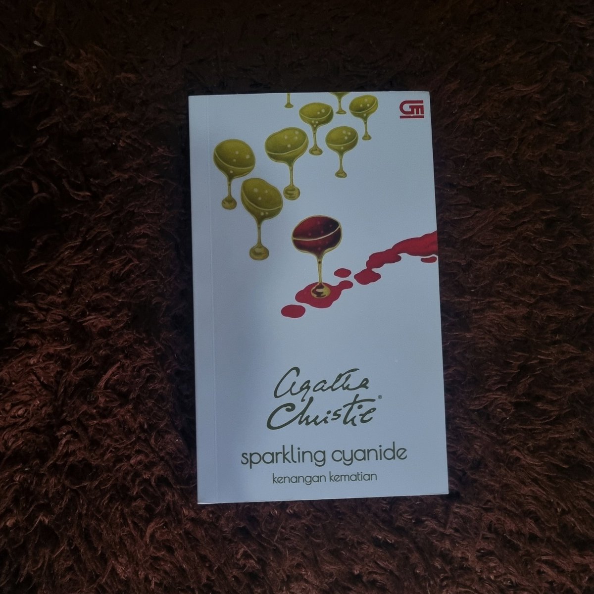 laibreuri's tweet photo. currently on my second book by agatha christie: sparkling cyanide https://t.co/lUwmw1aMPt