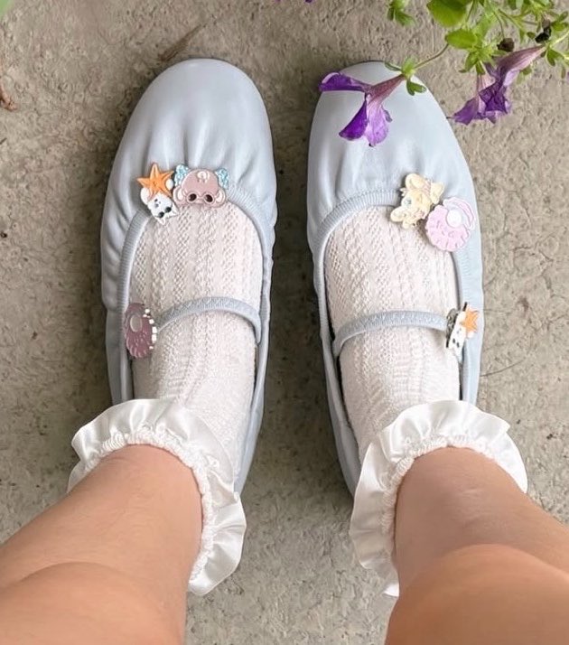 sonhosaurus's tweet photo. รองเท้าคอลนี้น่ารักจริงนะ โทนสี baby blue แต่งกับลุคไหนก็เข้า ชอบดีเทลที่มีจี้ติดรองเท้า พื้นนุ่ม ใส่สบาย  ซัพพอร์ทเท้าด้วยคั้บบ🎀🌟🤏🏻 https://t.co/LXVTmbX1q2