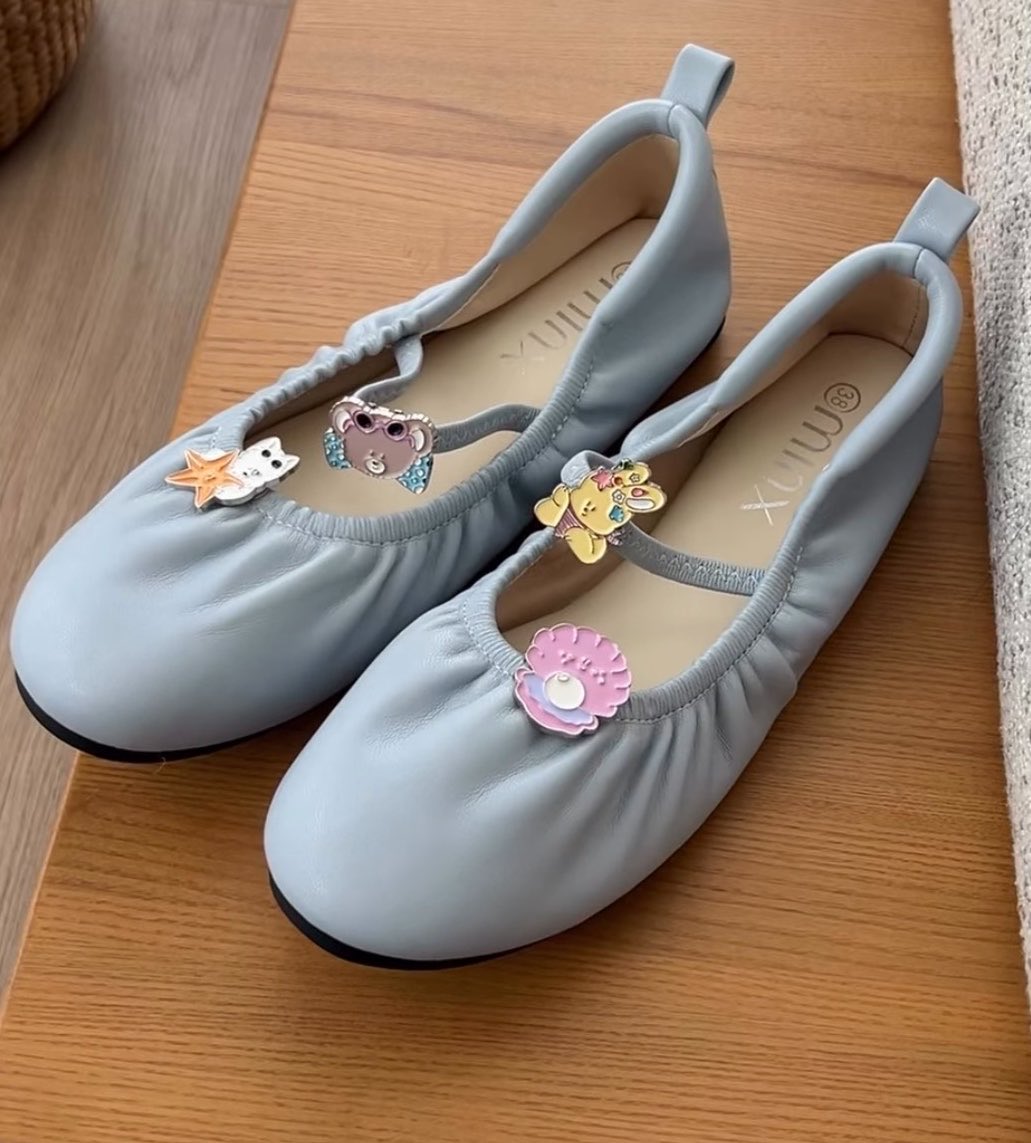 sonhosaurus's tweet photo. รองเท้าคอลนี้น่ารักจริงนะ โทนสี baby blue แต่งกับลุคไหนก็เข้า ชอบดีเทลที่มีจี้ติดรองเท้า พื้นนุ่ม ใส่สบาย  ซัพพอร์ทเท้าด้วยคั้บบ🎀🌟🤏🏻 https://t.co/LXVTmbX1q2