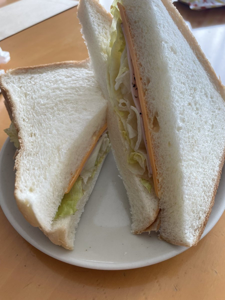 XM4wu's tweet photo. 買いに行けないなら冷蔵庫の中のもので作ってしまえ！
という勢いのレタスサンド🥪
パンは厚いしレタスはしおしおなってるし（笑）
でもパンに塗ったカラシマヨがいい仕事してくれました https://t.co/CvhD9ZdahG