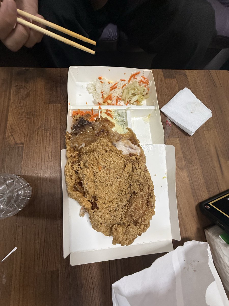 Duckbomm's tweet photo. 每次寒暑假來打工的小朋友 午餐都回我吃什麼都好

那我一定會買這個雞排飯每天餵飽他們 
讓他們知道不能只回答我都可以 

職場學會的第一課 午餐不能不能回答吃什麼都好

我只是怕他們肚子餓啦😗 https://t.co/36eXw2FMJ7