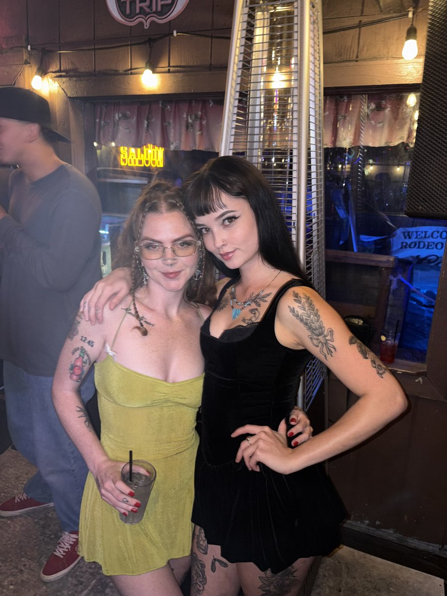lilypadwick's tweet photo. Friends kiss and make content together no? https://t.co/16ZWsok1qQ