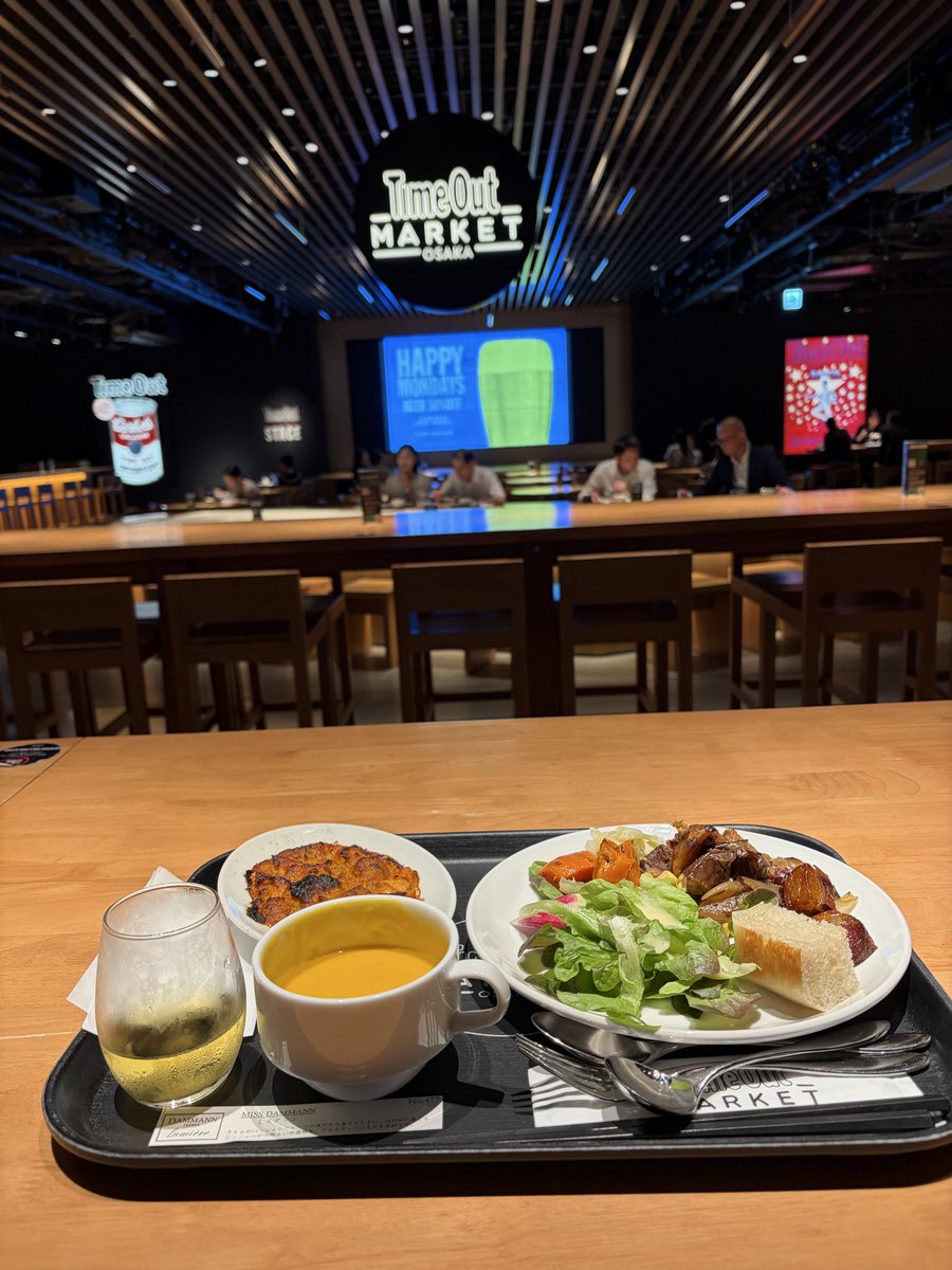 chisey_cb's tweet photo. タイムアウトマーケット大阪 Le Chef du Mois でランチ😆
野菜たっぷりでおいしい！スープめっちゃ好き。
自分で盛り付け下手なはずが、何この映えるプレート！？ってなった🤣 https://t.co/iiYmY37sgM