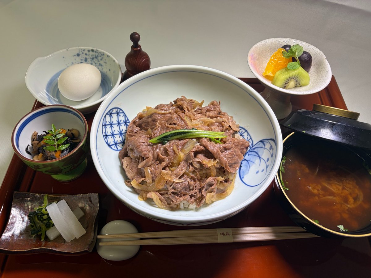 bunkakobenp's tweet photo. 将棋の「伊藤園お～いお茶杯第67期王位戦」
 （神戸新聞社など新聞三社連合主催） 
第２局は12時半にお昼休憩に入りました。
藤井聡太王位は「淡路産鱧と夏野菜の天麩羅とうどん膳」、伊藤匠二冠は「神戸牛と淡路産玉葱の丼ぶり膳」を注文しました
王位戦の詳報は神戸新聞NEXT https://t.co/YmpAH3ghBh https://t.co/kny5iEP0eB