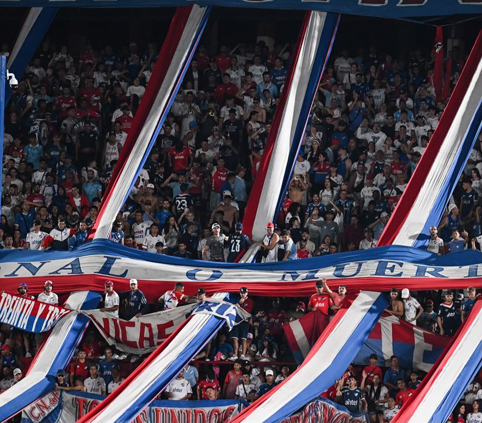BolsoImagenes's tweet photo. QUE VUELVAN LAS BANDERAS. 

@AUFOficial @CNegro7 https://t.co/RhGgURTfvz