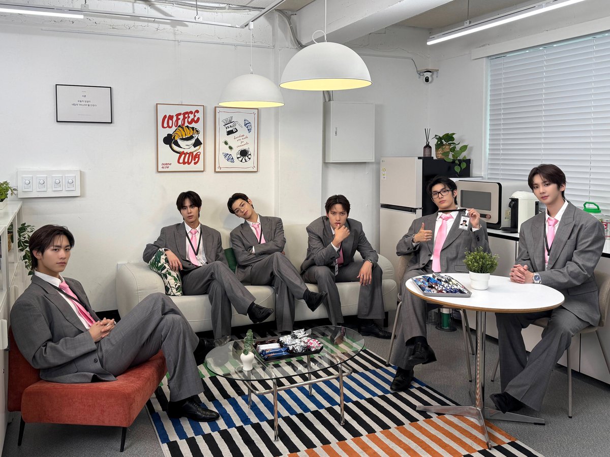 82MAJOR_231011's tweet photo. 82DE 주주님들❗️
82Office로 모십니다🏖️

#82MAJOR #82메이저 #에이티투메이저
#82Office_Vacation https://t.co/nbiI1m97ly