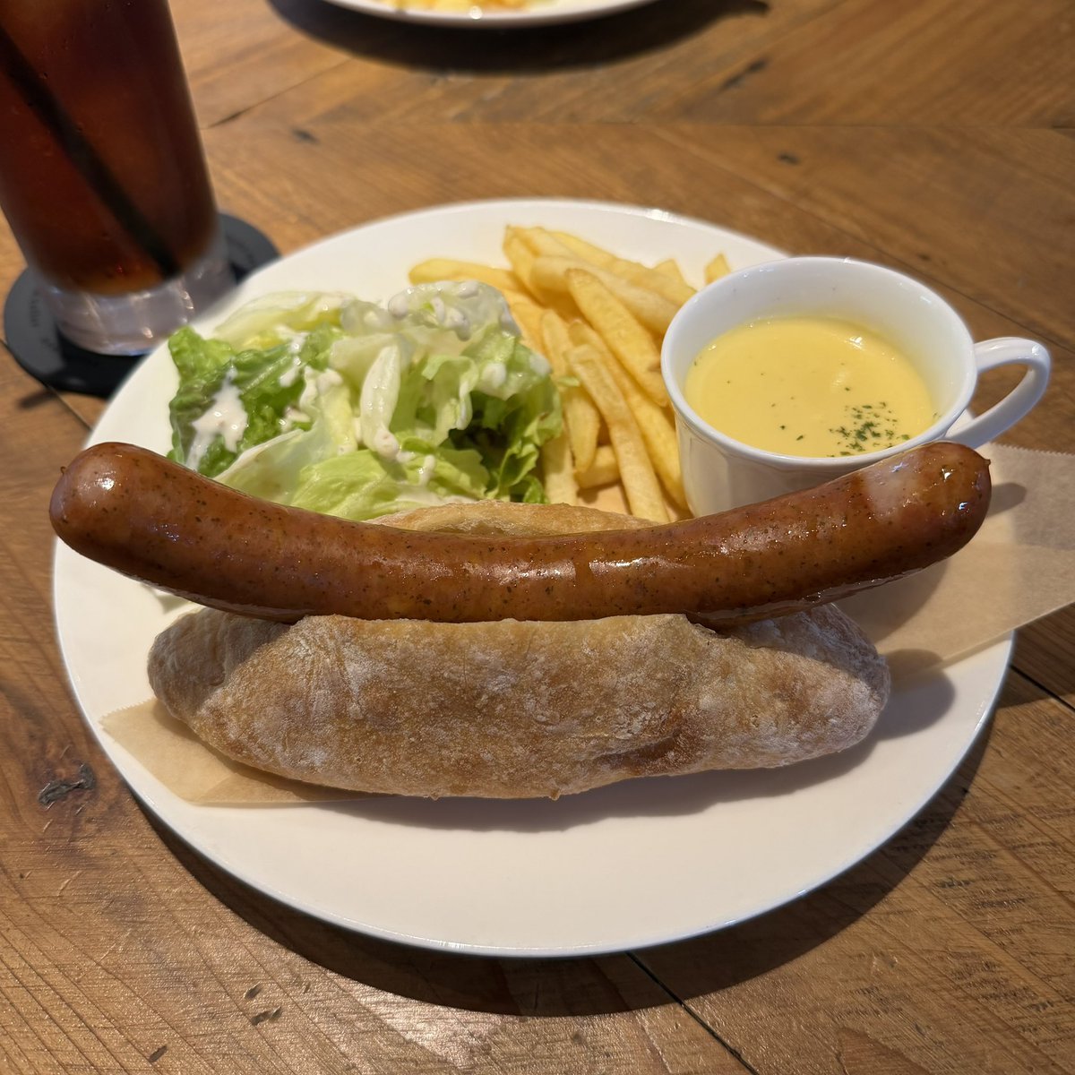 caramelsource's tweet photo. 本日のお昼。
古民家を改装したカフェでホットドッグを食べてきた！！ https://t.co/ufEJjDGl7E