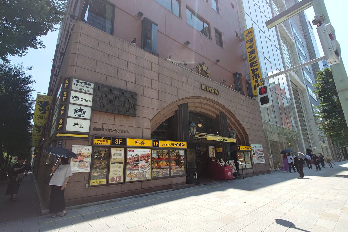 chikin5518's tweet photo. 暑いコケ  ！！
日本最古のビヤホール、銀座ライオンで昼間っからビールを飲んでやるコケ！！
あとは帰るだけなんでいいだろうコケ！ https://t.co/Q4XDBFIHpT