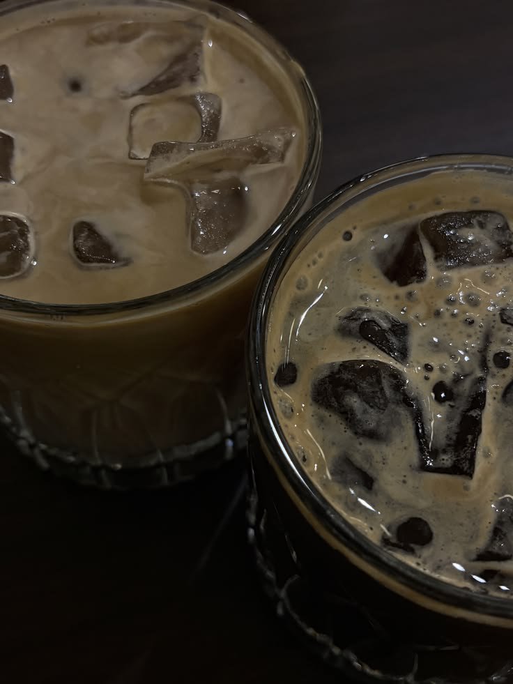 lovinmnho's tweet photo. type 'my favorite ___' into 📌 &amp; post your first results！

☆ idol  
☆ hobby  
☆ aesthetic   
☆ drink

la bebida parece fernet ysi tal cual https://t.co/5YOGO9Tqny