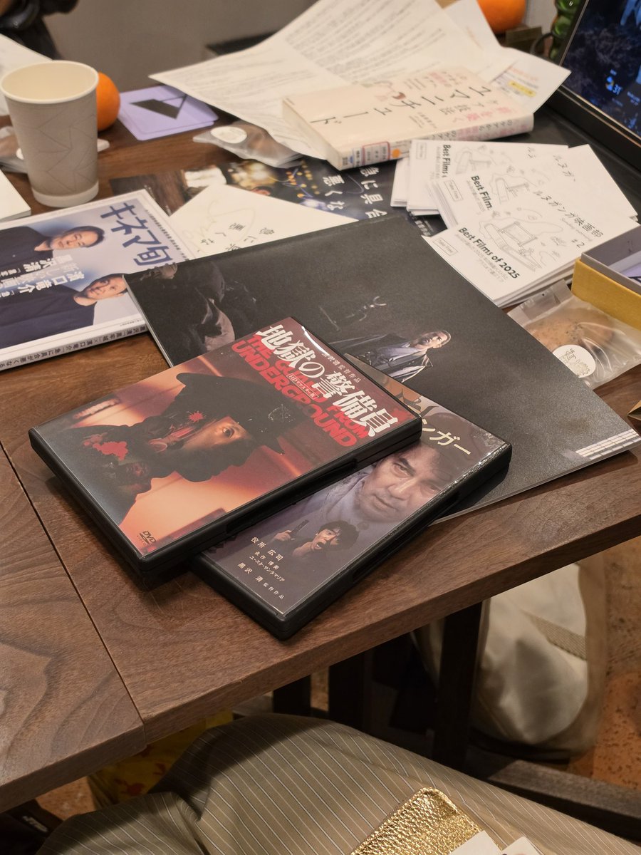 yukarinu2's tweet photo. 7/12。夜は本屋ルヌガンガで夜の映画部に参加。今回のテーマ映画は「黒牢城」と
「急に具合が悪くなる」の2本。10名参加。自分なりの資料を持参したり様々な感���や深い考察が聞けた。黒沢清監督信者の方の熱いトークも貴重。「急に具合～」は私未見だけど、皆大絶賛。濱口竜介監督信者の方も。#映画部 https://t.co/OLsaLZoXk4