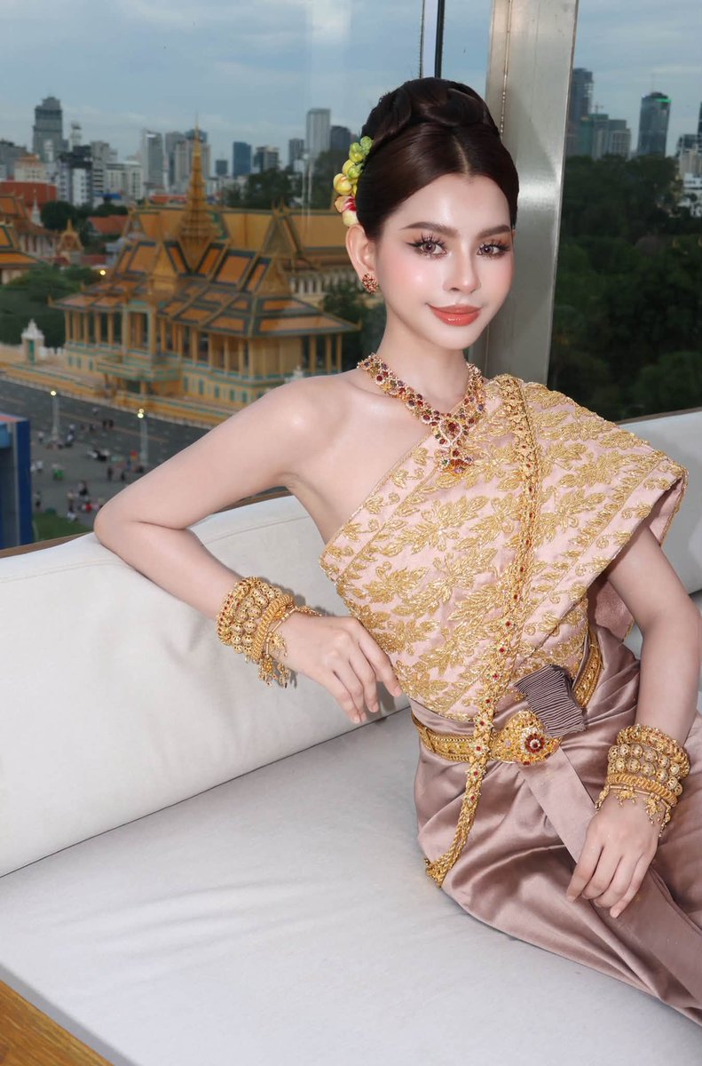 SovanRatana_'s tweet photo. The elegance of the Khmer Sbai reflects the soul of Cambodia. 👑🇰🇭 https://t.co/nzye4bUS0K