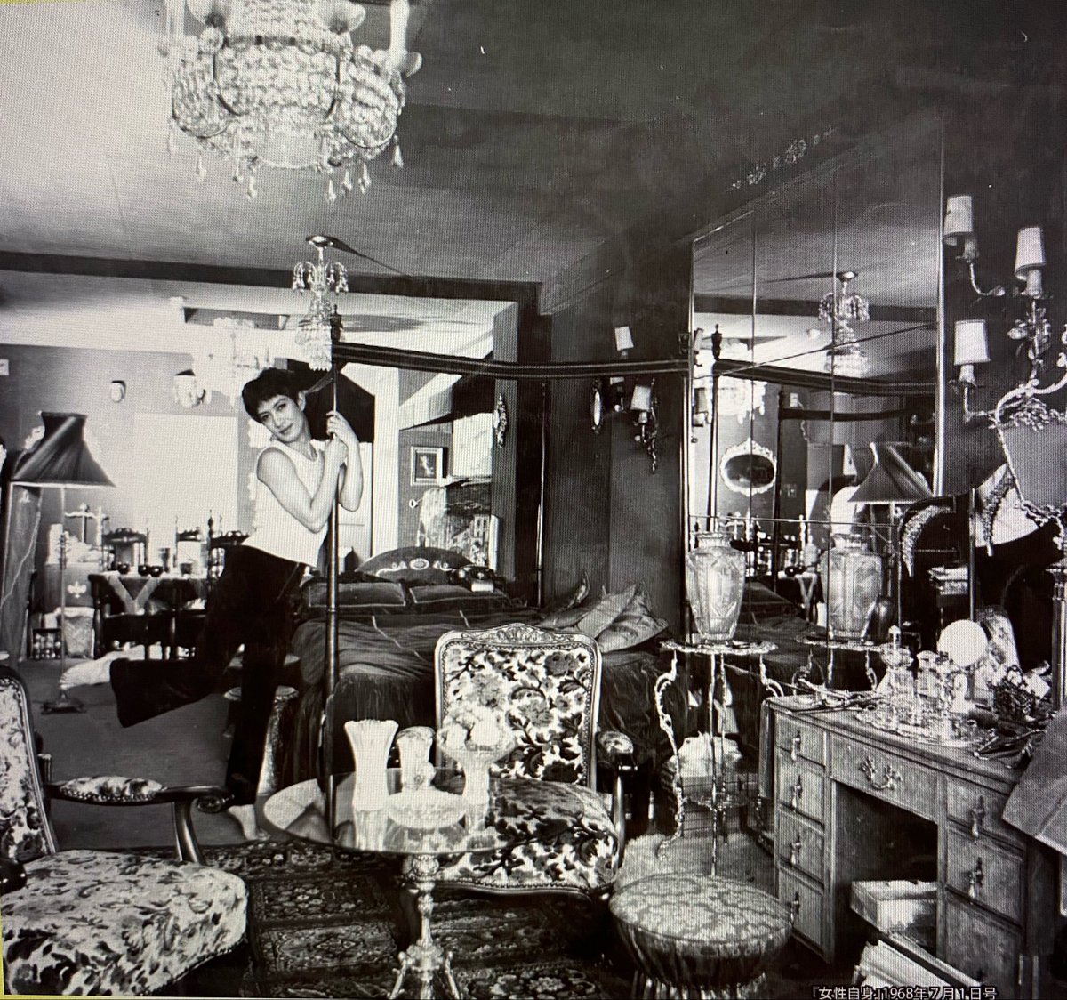 degu_mayu's tweet photo. 1966年の、美輪明宏さんのお部屋。

美輪さんといえば、耽美とか妖艶とかだけど、このポーズはお茶目で可愛い。 https://t.co/HcA15BZ7eq