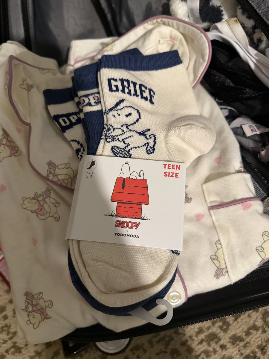 mechibitzer's tweet photo. Llego al cuarto y lily me dice “te compré algo que me hizo acordar a vos”🥺 AAAAAA CÓMO TE AMO ENANA PIQUETERAAAAA https://t.co/SsMLGoF9hx