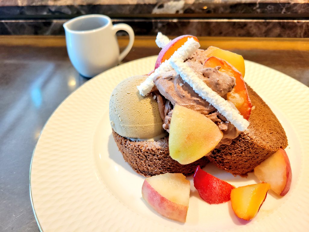 amami_h's tweet photo. デリーモ目白
出社前に腹ごしらえ✨
ももパンケーキと可愛いラテ🐇💕 https://t.co/U9C72WAT2t