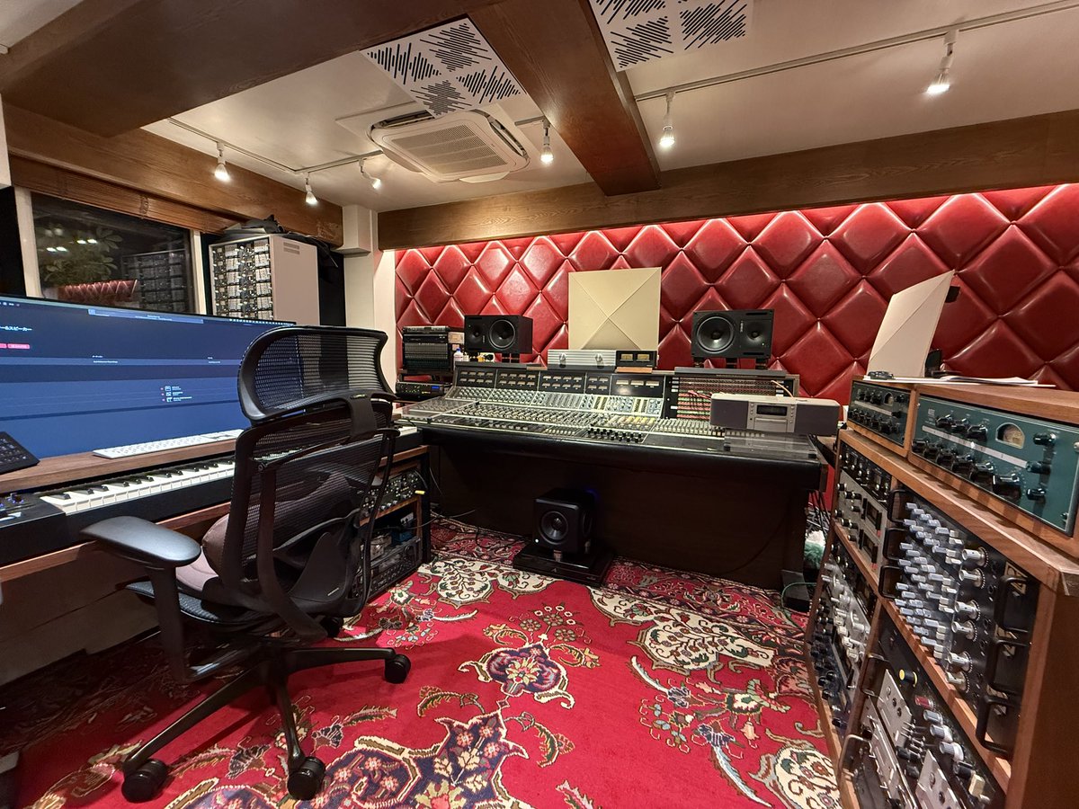 emcdesign_staff's tweet photo. 昨日は、都内レコーディングスタジオ「STUDIO CRY BABY」様にてEMC電源工事でした。
スタジオオーナーは、元JUN SKY WALKER(S)のベーシストで、ゆずやRockon Social Clubのプロデュースや演奏、作編曲も手掛ける現役レジェンドミュージシャン 寺岡呼人さんです！

寺岡呼人
https://t.co/MmOx0B02Op

施工風景等は、スタジオエンジニアと作編曲家に向けたYouTubeを配信されている「HOVERBOARD CHANNEL」様が撮影してくださいました。

HOVERBOARD CHANNEL
https://t.co/J5aZVUDOei

長時間に渡る楽しい施工も無事終わりました。
まだまだこの先も楽しい事が待っている「STUDIO CRY BABY」と「寺岡呼人」さんです！
この度は、誠にありがとうございました！

株式会社EMC設計
https://t.co/vWVjWdbiLv

#オーディオ
#ホームシアター
#ネットワークオーディオ
#レコード
#レコーディングスタジオ
#スタジオ電源
#dtm
#宅録
#寺岡呼人
#hoverboard
#rockonsocialclub
#ゆず
#studiocrybaby
#emc電源
#emc電源工事
#emc設計