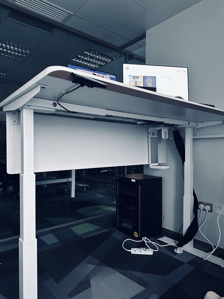 mengxiaoshe's tweet photo. #officeghost https://t.co/QBQzYEULiu