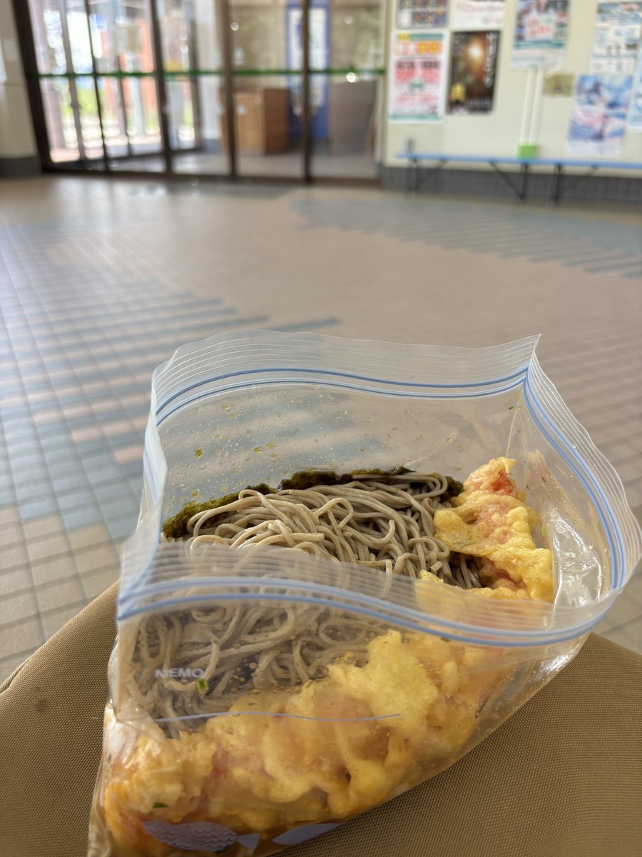 pessimists_nest's tweet photo. 外気温37℃、もはや営業車のエアコンも効きが怪しいので道の駅に退避してのおひるはん。いつでもどこでも喫食できる「機動ランチ」のありがたみを噛み締めております。父と子と聖霊もとい保冷剤・保冷バッグ・ジップバッグの三位一体がもたらすご加護ですわ🙏 https://t.co/N4fjwJHqNm
