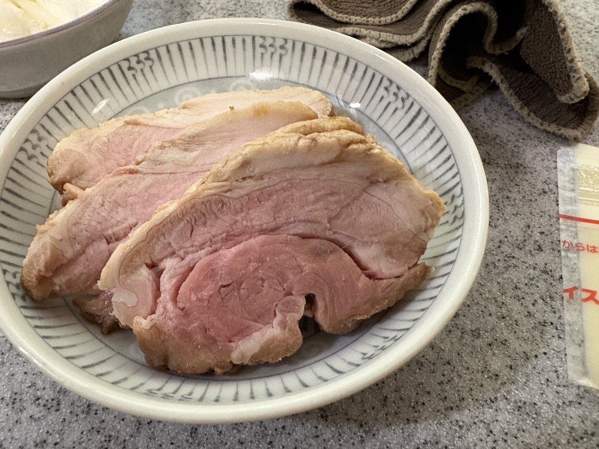 EGRK's tweet photo. そういうわけで豚バラチャーシューで汁なし的なもの。
リングイネが切れてたので全粒粉パスタ、おまけにやみつきトマトを乗っけたのでこれは健康的です。 https://t.co/L0dW4ZsCr6