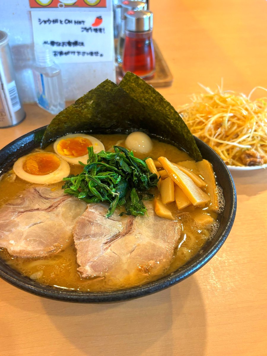 tomwin25246's tweet photo. 今日のランチは念願の麺侍誠さんへ！

5倍ラーメンか迷いましたが
ラーメンも餃子もめちゃ美味🥰

ゴリラステーキの店主さん、まさかまさかのあの方(麺侍誠さんがツイートしたら再ツイートします😎)にもお会いできて楽しいランチになりました✨️

ご馳走様でした✨️

#麺侍誠
#ゴリラステーキ
#桂林 https://t.co/UnPn3TPPEd