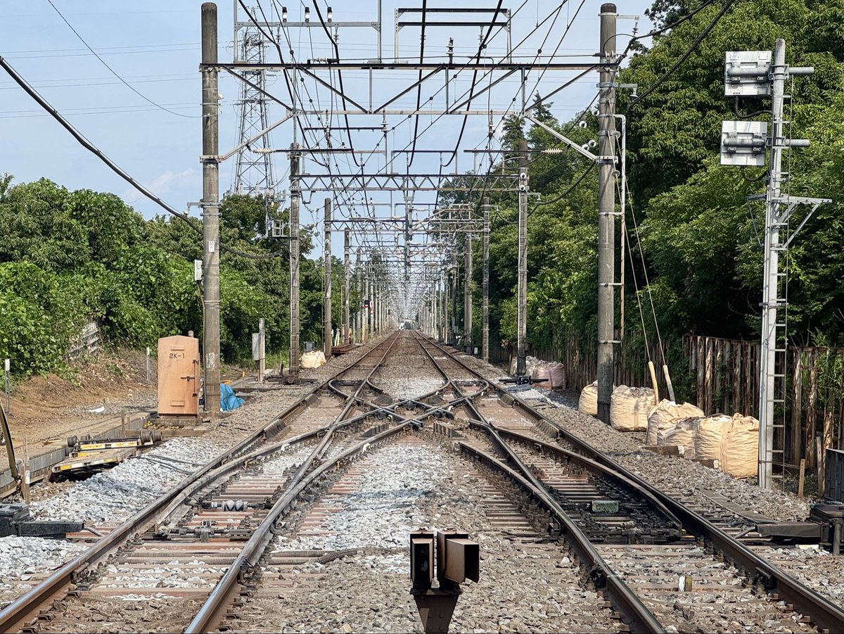 syamimonmo's tweet photo. 森林公園の上り方でポイント組み立ててると思ってたら渡り線がシーサスになってましたぞ https://t.co/4zzCGgiCli