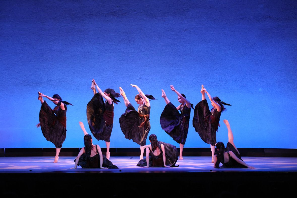 Ciel_ballet's tweet photo. 新歓公演振り返り

【パイレーツ】

Pirates of the Caribbeanの曲に合わせて、コンテンボラリーダンスを踊りました🏴‍☠️
人生の荒波をイメージした振付で、8人それぞれが葛藤や強さをかっこよく表現しました⭐️

#早稲田大学バレエサークルciel #バレエサークル #早稲田大学 #早稲田 #バレエ https://t.co/Iv8qWFtsHr