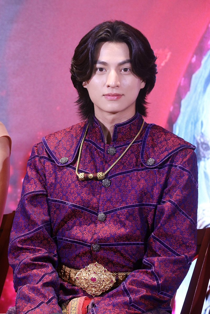 AllNews_th's tweet photo. “กลัฟ คณาวุฒิ” ร่วมพูดคุยในงานแถลงข่าวเปิดตัว ‘อัศจรรย์วันทอง’ 

GULF​ X IN THE NAME OF LOVE PRESS

#อัศจรรย์วันทอง
#InTheNameOfLove
#GulfKanawut https://t.co/KRHXAZKpt5