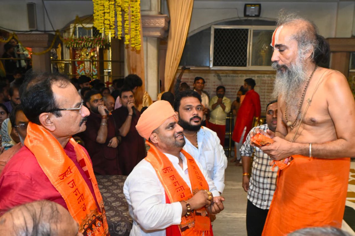 PradipsinhGuj's tweet photo. અયોધ્યા સ્થિત શ્રી હનુમાન ગઢીના મહંત પૂજનીય શ્રી હેમંતદાસજી મહારાજ સાથે અમદાવાદના સુપ્રસિદ્ધ મહાપ્રભુ શ્રી જગન્નાથજીના મંદિરે દર્શન કરી મહંત પરમ પૂજ્ય શ્રી દિલીપદાસ મહારાજના આશીર્વાદ પ્રાપ્ત કર્યા. https://t.co/ixOeU5kvmu