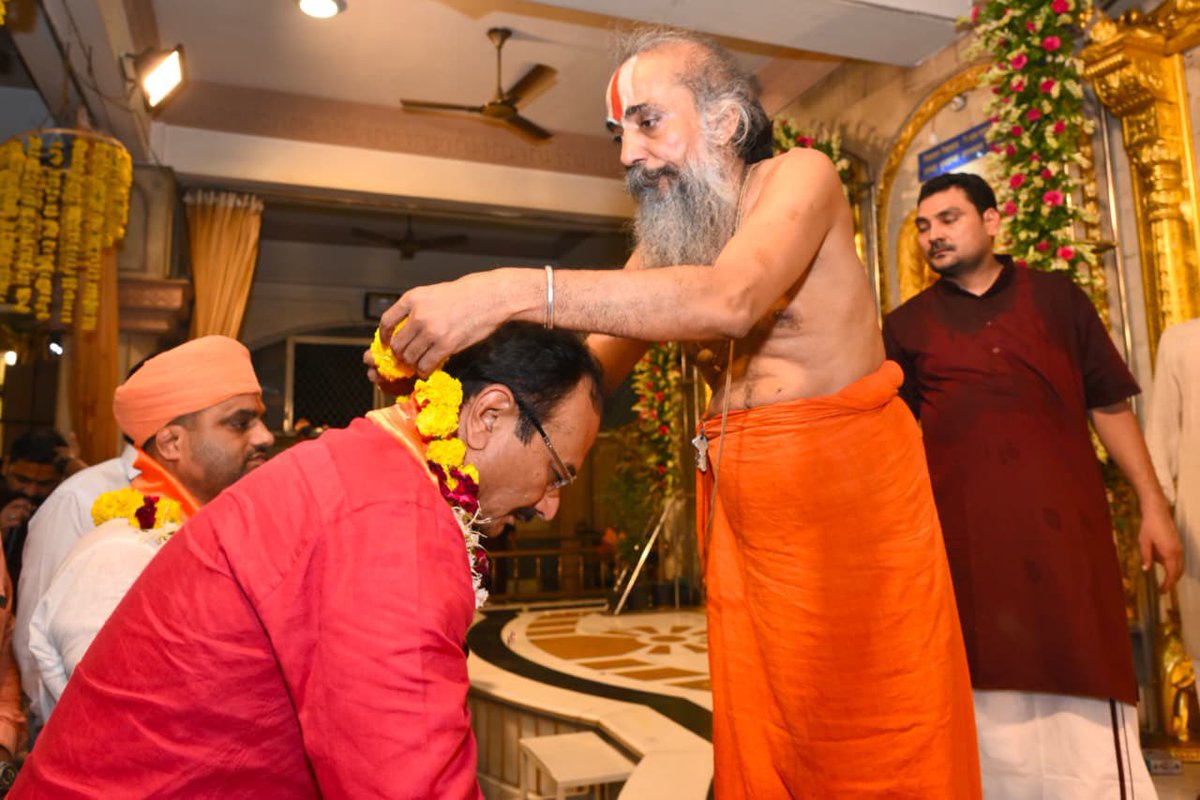 PradipsinhGuj's tweet photo. અયોધ્યા સ્થિત શ્રી હનુમાન ગઢીના મહંત પૂજનીય શ્રી હેમંતદાસજી મહારાજ સાથે અમદાવાદના સુપ્રસિદ્ધ મહાપ્રભુ શ્રી જગન્નાથજીના મંદિરે દર્શન કરી મહંત પરમ પૂજ્ય શ્રી દિલીપદાસ મહારાજના આશીર્વાદ પ્રાપ્ત કર્યા. https://t.co/ixOeU5kvmu