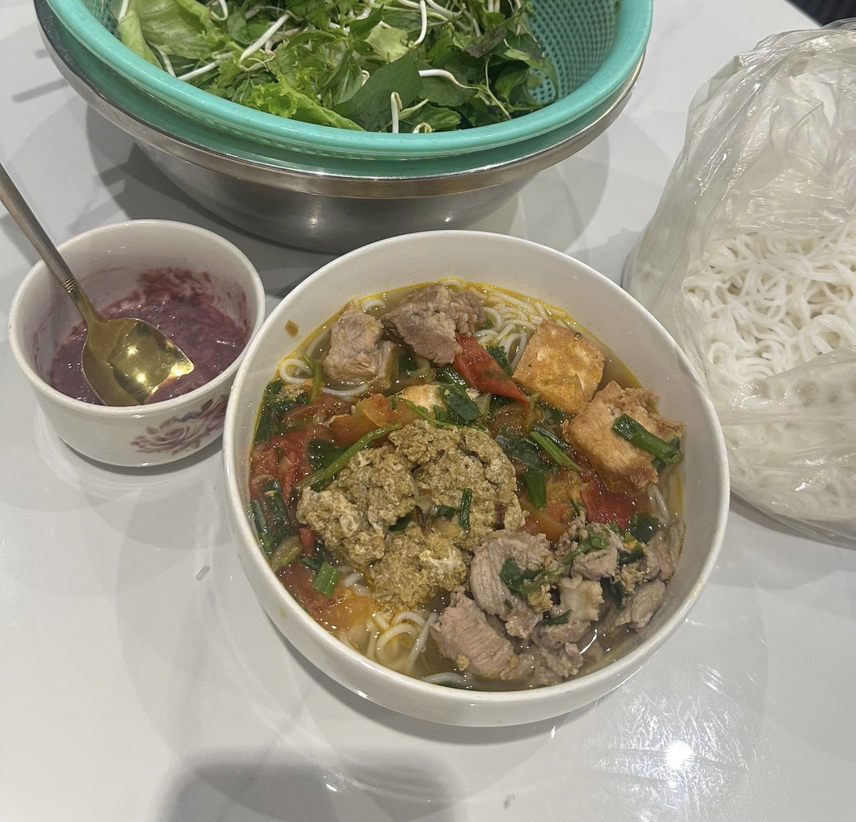 Hoàng Yến tweet media