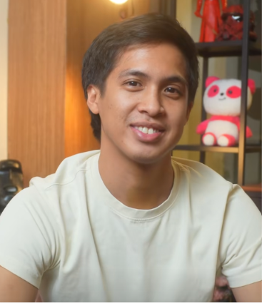offcourtbd's tweet photo. another foodpanda ad 🛵🩷

andrei in a plain white shirt >>> https://t.co/UNOrjVia9u