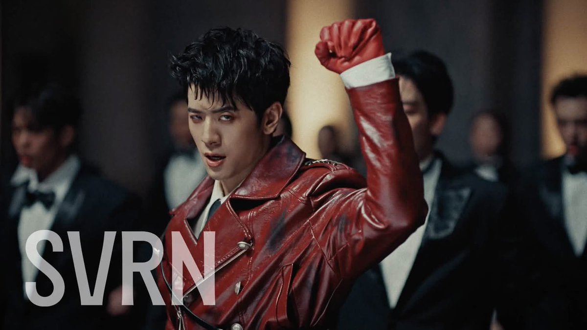 AllNews_th's tweet photo. SVRN ของจริงสาย Performance! MV “OVERHOPED” ทะลุ 2 ล้านวิว     ปล่อย Dance Performance กวาดคำชมสนั่นโซเชียล

#OVERHOPED #SVRN #SOVEREIGN #GLIIDE
         
🔗https://t.co/aM3mtDKeg3
เรียกว่ากระแสแรงไม่มีแผ่วสำหรับ ‘SVRN (SOVEREIGN)’ หรือ ‘ปอร์เช่ ศิวกร’ ศิลปินเดี่ยวจากค่าย GLIIDE        หลังปล่อยซิงเกิลล่าสุด “OVERHOPED” ที่เดินหน้ากวาดเสียงชื่นชมจากทั้งแฟนเพลง ศิลปิน และคนในวงการบันเทิงแบบรัว ๆ         จนมิ วสิกวิดีโอพุ่งทะลุ 2 ล้านวิวภายในเวลาไม่นาน พร้อมสร้างกระแสพูดถึงบนโซเชียลอย่างต่อเนื่อง หลายคนยกให้เป็นอีกหนึ่งผลงานที่ “ทำถึง” ทั้งเพลง ภาพ และ Performance สมศักดิ์ศรีศิลปินสายเพอร์ฟอร์มานซ์ตัวจริง

สิ่งที่ถูกพูดถึงหนักที่สุดคงหนีไม่พ้น Performance ของ SVRN ที่ทั้งร้อง เต้น และถ่ายทอดอารมณ์ผ่านสีหน้า สายตา และทุกการเคลื่อนไหวได้อย่างเฉียบคม จนแฟนเพลงทั้งไทยและต่างชาติ รวมทั้งศิลปินร่วมวงการส่งคอมเมนต์ชื่นชม อาทิ “Born to perform”, “Every movement tells a story”, “He owns the stage”, “One of the best performances I’ve seen this year” , “การแสดงสายตาและการเคลื่อนไหวสื่ออารมณ์ได้ครบทุกจังหวะ” จนหลายคนยกให้ SVRN เป็นอีกหนึ่งศิลปินรุ่นใหม่ที่โดดเด่นเรื่องการเล่าเรื่องผ่าน Body Movement ได้อย่างมีเอกลักษณ์

ไม่ใช่แค่ Performance เท่านั้น เพราะ MV OVERHOPED ยังถูกพูดถึงอย่างมากในเรื่องงานภาพและการเล่าเรื่องที่สวยงามระดับภาพยนตร์ หลายคนยกให้เป็นหนึ่งในมิวสิกวิดีโอที่ Visual โดดเด่นที่สุดของปี พร้อมชื่นชมการซ่อนสัญลักษณ์และรายละเอียดต่าง ๆ ไม่ว่าจะเป็นขวดยา แสง สี และองค์ประกอบศิลป์ที่เชื่อมโยงกับแนวคิด “Overdosed on Hope” จนแฟน ๆ พากันแกะความหมายและตั้งทฤษฎีการตีความกันสนั่นโซเชียล

ล่าสุด SVRN ยิ่งตอกย้ำการเป็นศิลปินสาย Performance ด้วยการปล่อย Dance Performance Video ของเพลง OVERHOPED ให้แฟน ๆ ได้เห็นเสน่ห์อีกมุมแบบเต็มอิ่ม โชว์ทักษะการเต้นที่ทั้งแข็งแรง ลื่นไหล และเต็มไปด้วยรายละเอียด ทุกมูฟเมนต์สื่อสารอารมณ์ได้อย่างทรงพลัง ตอกย้ำศักยภาพของศิลปินที่โดดเด่นทั้งการร้อง การเต้น และการแสดง จนยิ่งทำให้ชื่อของ SVRN ถูกจับตามองในฐานะศิลปินรุ่นใหม่สาย Performance

สำหรับ “OVERHOPED” เป็นซิงเกิลล่าสุดของ SVRN (SOVEREIGN) ที่รวบรวมทักษะและประสบการณ์ตลอดเส้นทางการเป็นทั้งศิลปินและนักแสดง ถ่ายทอดออกมาเป็นผลงานแนว Cinematic Pop ที่ยิ่งใหญ่ทั้งด้านซาวด์ โปรดักชัน และการแสดง เพลงเล่าถึงด้านมืดของความหวัง เมื่อสิ่งที่ควรเป็นแรงผลักดันกลับค่อย ๆ กลายเป็นสิ่งเสพติดที่กัดกินตัวตนจากภายใน ผ่านแนวคิด “Overdosed on Hope” หรือภาวะ “หวังเกินขนาด” ที่รู้ว่าความหวังกำลังทำร้ายตัวเอง แต่ก็ยังเลือกที่จะเชื่อและไขว่คว้ามันต่อไป

ด้านดนตรี OVERHOPED ผสมผสานซาวด์ Medium Pop เข้ากับกลิ่นอาย Cinematic และ Dark Humor ใช้เครื่องสายค่อย ๆ ขยายอารมณ์ของเพลงไปสู่จุดพีก เปิดพื้นที่ให้ SVRN ได้โชว์ทั้งพลังเสียง การแสดง และ Performance ได้อย่างเต็มศักยภาพ จนกลายเป็นอีกหนึ่งผลงานที่ถูกพูดถึงครบทุกมิติ ทั้งเพลง งานภาพ และโชว์บนเวที
 
ติดตามรับชม MV และ Dance Performance ของ “OVERHOPED” – SVRN ได้แล้ววันนี้ทาง

SVRN - OVERHOPED [OFFICIAL MUSIC VIDEO]
https://t.co/NP2IGDrCqP
SVRN - OVERHOPED [OFFICIAL PERFORMANCE VIDEO]
https://t.co/iqBJUe2S6n