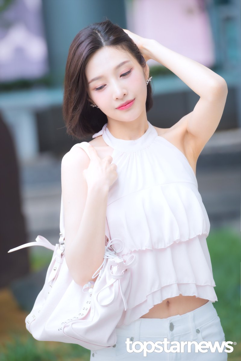 TSN_PHOTO's tweet photo. [HD포토] 레드벨벳 조이, ‘컴백 비주얼 양심 없을 정도로 아름다운 상태’ (동물농장 출근길) #조이 #JOY #레드벨벳 #RedVelvet #동물농장 #출근 #퇴근 #프리뷰 https://t.co/VzyYAsKDKD <- Original Photo https://t.co/CvejSQXRFK