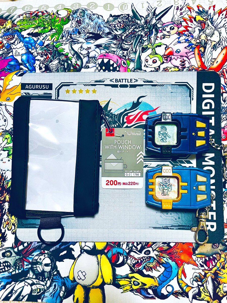 DX8kk2Irr7ZhtyC's tweet photo. ギア勢の皆んな、ダイソーに良い感じの入れ物あったよ👶

ギア2コ入れてネックストラップ付けて首から下げれるし入れたままボタンも推せる👾

素材も合皮みたいで中は傷つくような素材は使われてないから安心🫰

まあデジモン本体のカラビナはいたしかたなし…

8.1ギア大会のとき身につけて来てね〜🐕 https://t.co/o0zUk6JXJO