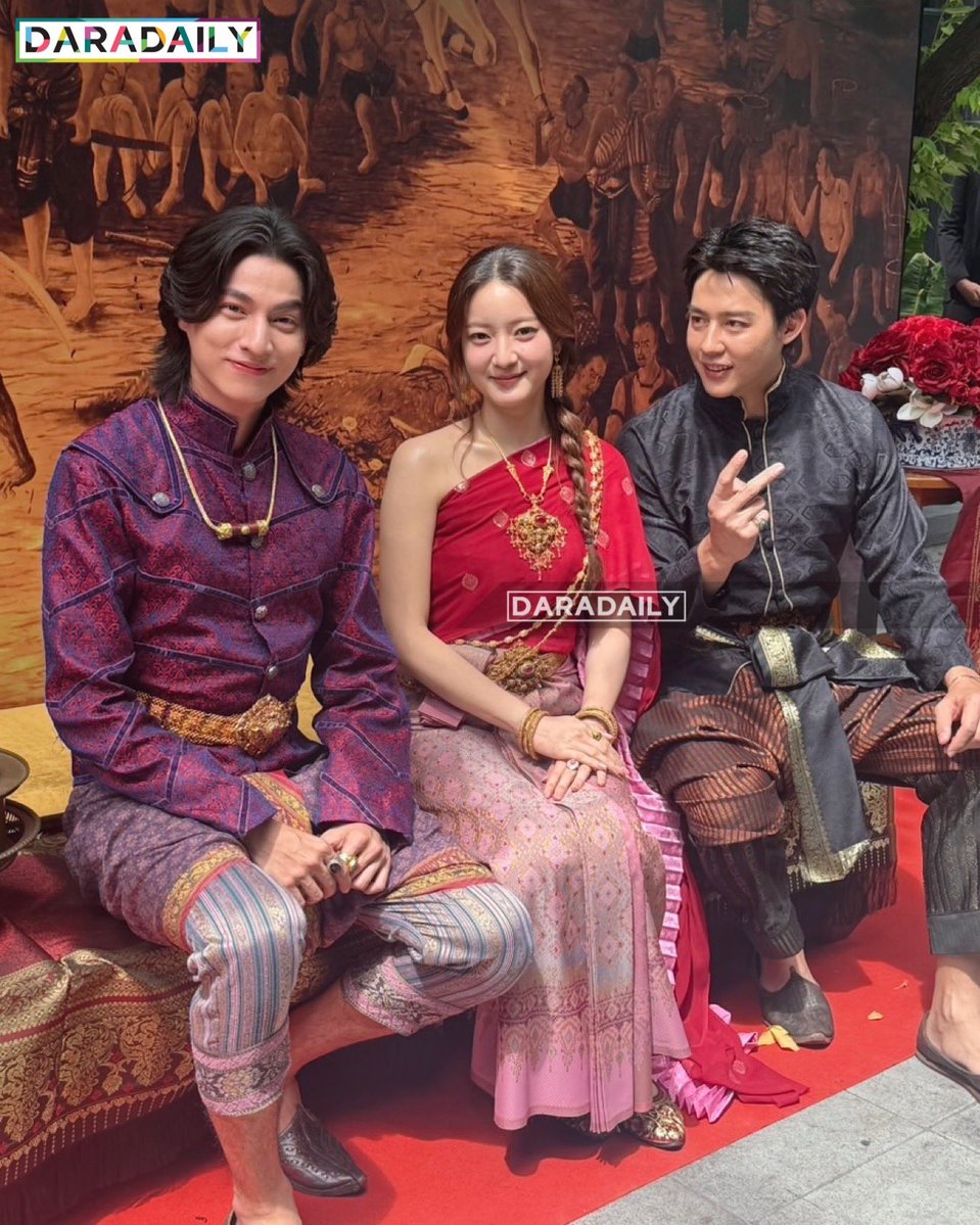 daradaily's tweet photo. งือออ เข้าใจแล้วค่ะ ทำไม “นางวันทอง” ถึงสองใจ 🫣 ขุนแผนก็หล๊อหล่อ ขุนช้างก็น่าร๊ากกก เป็นใครก็ต้องอยากเก็บเธอเอาไว้ทั้ง 2 คนนน 555555555 😆🥰 

#กลัฟคณาวุฒิ #อิ้งค์วรันธร #หมากปริญ #gulfkanawut #inkwaruntorn #mark_prin #อัศจรรย์วันทอง #InTheNameOfLove #daradaily #ดาราเดลี่ #ข่าวบันเทิง