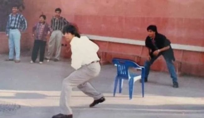 Ak_vikram12's tweet photo. An unseen pic of Akshay Kumar &amp; Shahrukh Khan playing cricket during dil toh pagal hai movie.🔥 https://t.co/uCi7zD8shf