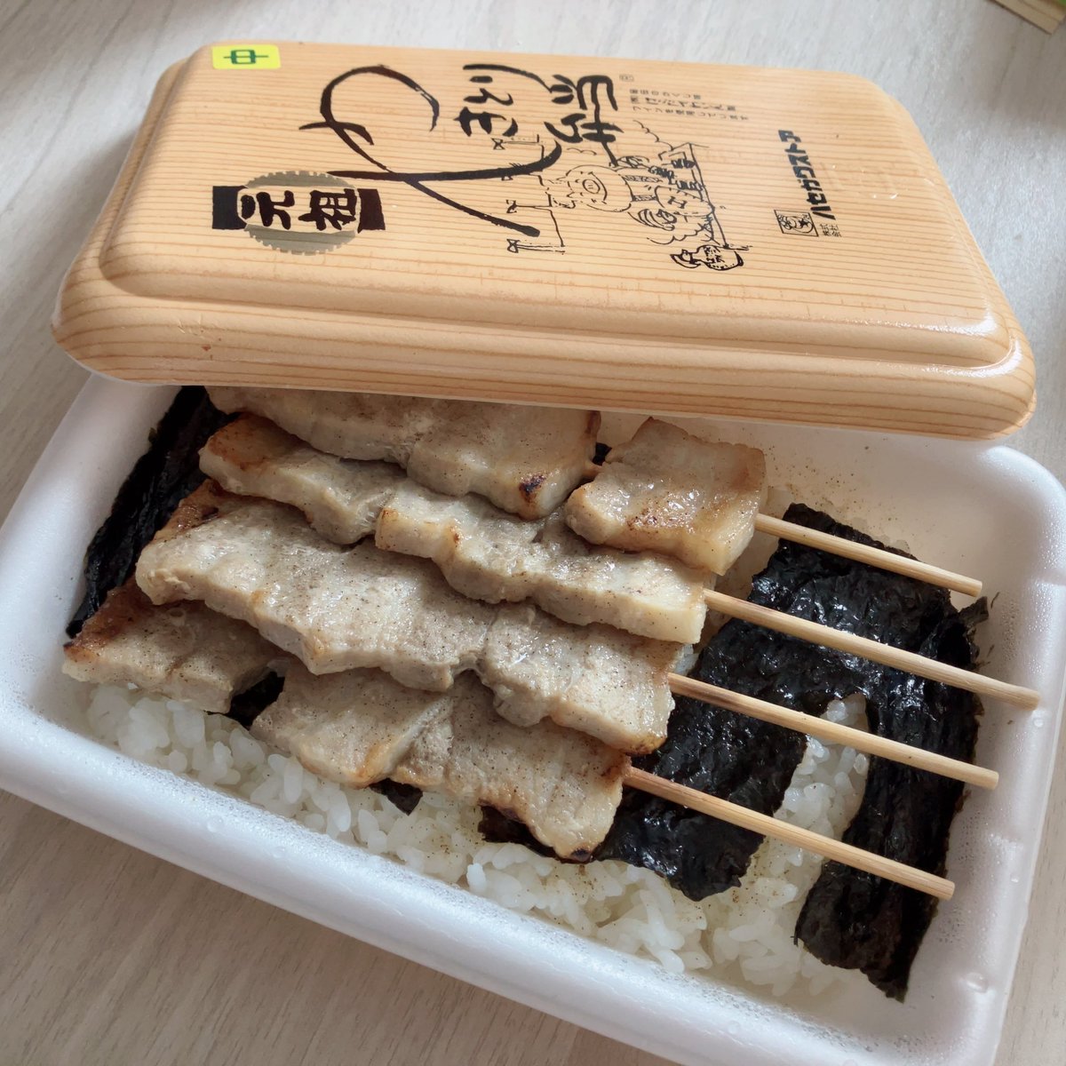 vilevre's tweet photo. 北海道ではコレがやきとり弁当
もちろん鳥もあるけど、やきとり弁当はコレ
だから関東住んでた時めっちゃ精肉探した👀
ちなみに、わたしは人気のタレじゃなく塩ネギ抜きᐠ(  ᐢ ᵕ ᐢ )ᐟ https://t.co/VACIQUSPLo