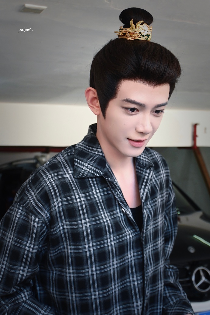 jdedfg's tweet photo. 팬이 준비한 족자? 롤링페이퍼? 보고 좋아하는 중 https://t.co/YyMzcJV0ld