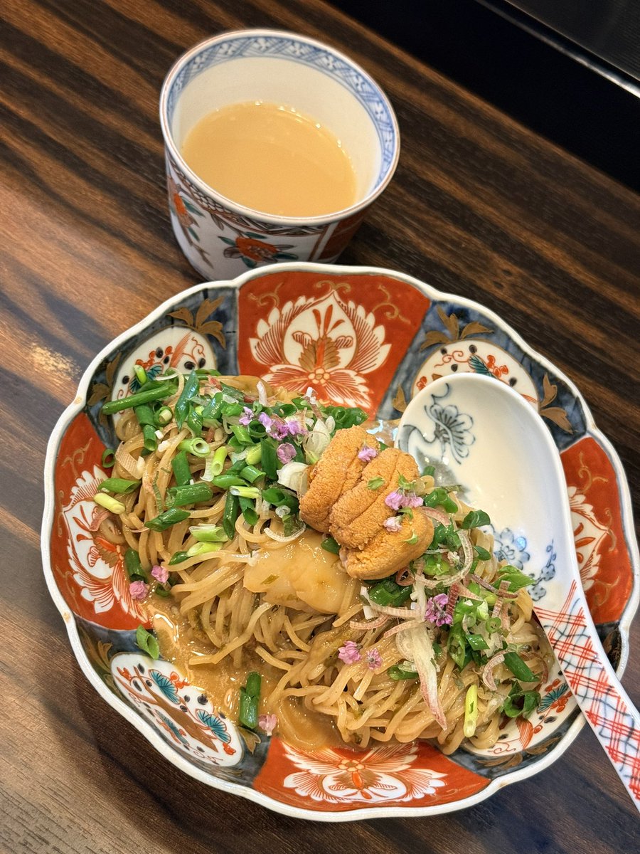 38Vi1's tweet photo. 水曜日ランチは稲荷屋さん🍜

限定の「白ウニとハマグリ出汁の冷やしそば」です🤤

お出汁、薬味、白ウニ、全て絶妙のバランス✨

白ウニは甘いし🥰、途中に味変の割りの出汁（ハマグリと鰹出汁？）をかけてフィニッシュ😁

上品な味で、めちゃ美味かった😁

ごちそうさまでした😋

#らーめん稲荷屋 https://t.co/SBluHdLcPQ
