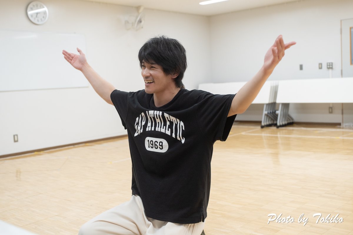 aptokiko's tweet photo. デカイ、ユカイ、フジシロカイ
でお馴染みの
犬猿雉（キメラ）役の藤代海くん。

あのお衣装で本番こんなに動けるの？期待大。
４枚目は画面から飛び出しちゃったけど、滅多に見れない海くんの貴重な靴底が丸見えなのでお披露目。

ところで「海」って本当にいいお名前。
#エクスクエスト　#鬼カノン　稽古場写真