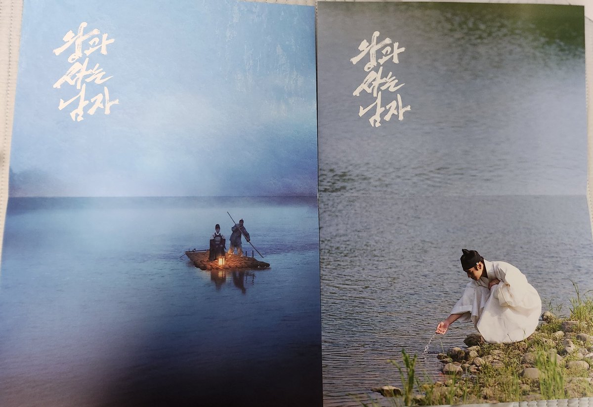 sori462's tweet photo. 드디어 내 품으로 도착한 왕사남 LP. 예약판매로 다른 왕사남 굿즈들을 먼저 샀던 터라 LP를 살까 말까 고민했었지만 사길 잘했다. 진짜 고급짐. 턴테이블 비싸서 안 샀었는데 저장카드로 사라는 계시였나?
그나저나 포스터 반으로 접혀서 왔다. 마음이 쪼매 아픈걸?

#왕과사는남자OST180g픽처LP
#박지훈