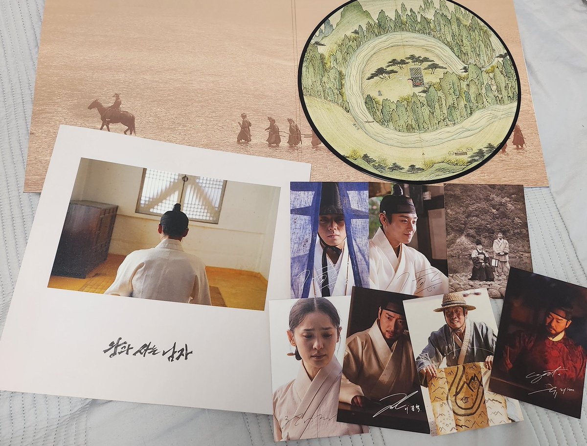 sori462's tweet photo. 드디어 내 품으로 도착한 왕사남 LP. 예약판매로 다른 왕사남 굿즈들을 먼저 샀던 터라 LP를 살까 말까 고민했었지만 사길 잘했다. 진짜 고급짐. 턴테이블 비싸서 안 샀었는데 저장카드로 사라는 계시였나?
그나저나 포스터 반으로 접혀서 왔다. 마음이 쪼매 아픈걸?

#왕과사는남자OST180g픽처LP
#박지훈