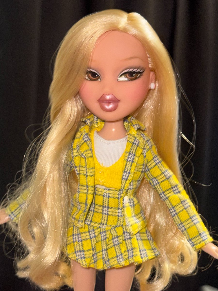 classcIoe's tweet photo. bratz cher if she served https://t.co/vLci3hsszU