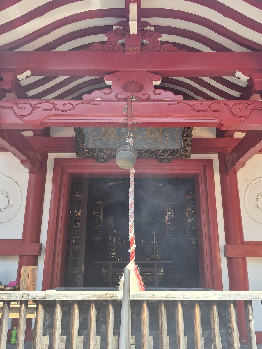 btmsyo's tweet photo. 今日は新宿ということで、閻魔堂に行ってきました。地蔵菩薩＝閻魔様というように境内に大きな地蔵と、閻魔堂の中には閻魔王がおられました。
いつか会うだろうから今のうちに挨拶しておきました🙂 https://t.co/ANGJzYi3OC