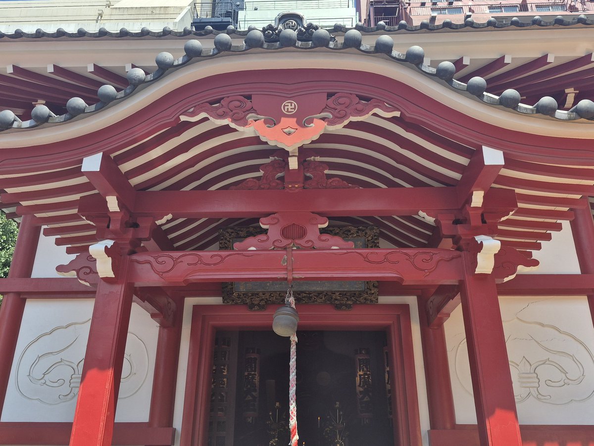 btmsyo's tweet photo. 今日は新宿ということで、閻魔堂に行ってきました。地蔵菩薩＝閻魔様というように境内に大きな地蔵と、閻魔堂の中には閻魔王がおられました。
いつか会うだろうから今のうちに挨拶しておきました🙂 https://t.co/ANGJzYi3OC