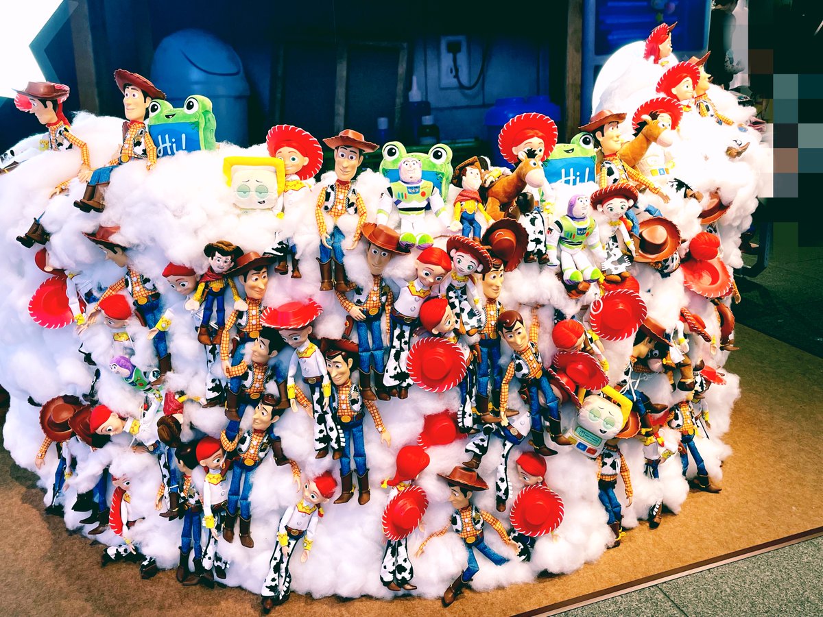 maru_a_sub's tweet photo. 仕事帰りにフラッと渋谷のTSUTAYAに寄ったら、思ってたよりグッズ豊富で一旦出直す事にした😂 https://t.co/6shXCOZo6i