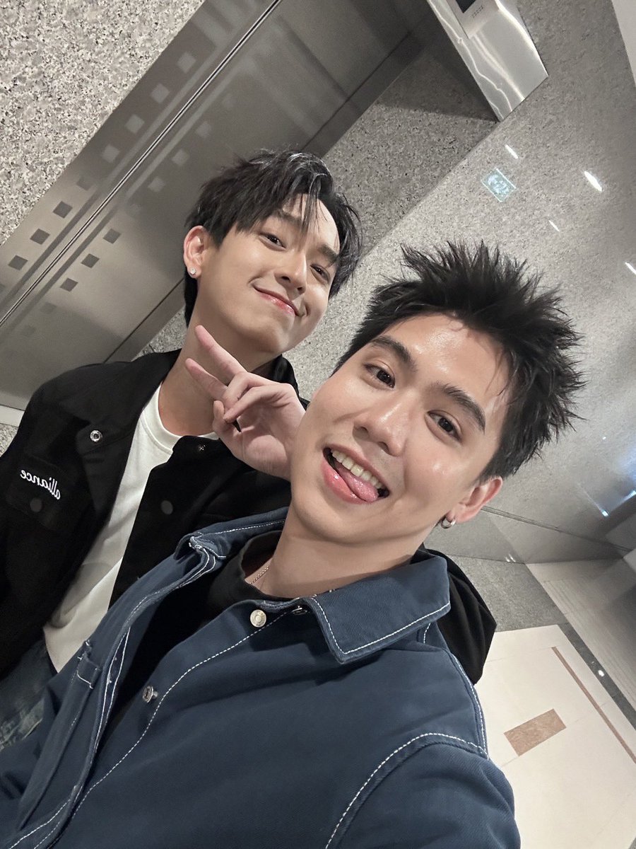 03_06AM's tweet photo. ทำงานคับ 
ถ่ายกับเทอคับ
น่ารักคับ 
PRESS TOUR MATCHPOINT

#MatchPointSeries_PressTour https://t.co/mv0OIVS0Hq