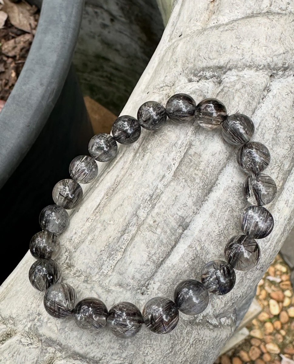 Tippy_MaLik's tweet photo. สร้อยหินแก้วขนเหล็ก (Black Rutilated Quartz) หรือ “ไหมดำ” 🖤

เส้นนี้โดดเด่นด้วยเนื้อควอตซ์ใสสะอาด เส้นไหมสีดำเรียงตัวสวยงาม พร้อมประกาย ตาแมว (Chatoyancy) ที่จะปรากฏเมื่อกระทบแสง ทำให้แต่ละเม็ดมีมิติและเสน่ห์เฉพาะตัว https://t.co/kuPwhjFZXB