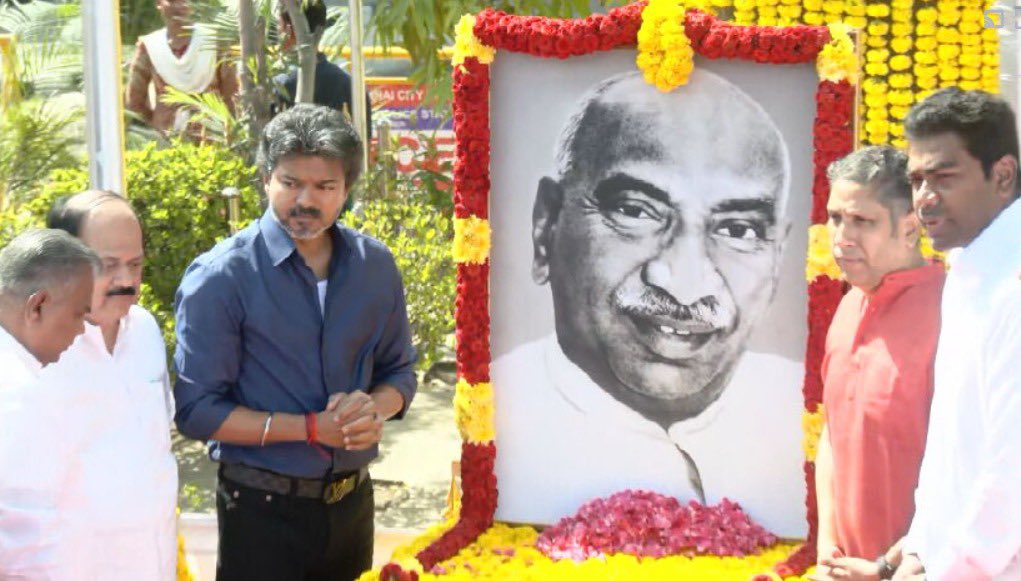 AVinthehousee's tweet photo. சென்னை அண்ணா சாலை பல்லவன் இல்லம் எதிரில் பெருந்தலைவர் காமராஜர் அவர்களின் 124-ஆவது பிறந்த நாளை முன்னிட்டு தமிழ்நாடு அரசின் சார்பில் தமிழ்நாடு முதலமைச்சர் ஜோசப் விஜய் பெருந்தலைவர் காமராஜர் அவர்களின் திருவுருவச் சிலைக்கு மாலை அணிவித்து, மலர் தூவி மரியாதை செலுத்துகிறார். https://t.co/3lzRQjmBWp