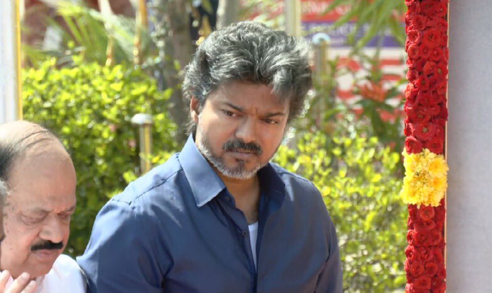 AVinthehousee's tweet photo. சென்னை அண்ணா சாலை பல்லவன் இல்லம் எதிரில் பெருந்தலைவர் காமராஜர் அவர்களின் 124-ஆவது பிறந்த நாளை முன்னிட்டு தமிழ்நாடு அரசின் சார்பில் தமிழ்நாடு முதலமைச்சர் ஜோசப் விஜய் பெருந்தலைவர் காமராஜர் அவர்களின் திருவுருவச் சிலைக்கு மாலை அணிவித்து, மலர் தூவி மரியாதை செலுத்துகிறார். https://t.co/3lzRQjmBWp